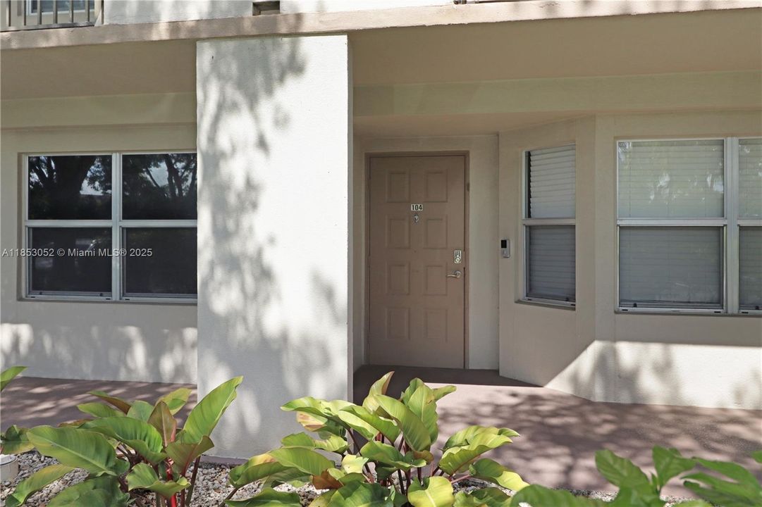 合同活跃: $239,000 (2 贝兹, 2 浴室, 1364 平方英尺)