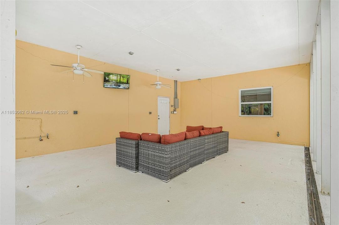 For Sale: $2,550,000 (6 beds, 6 baths, 6221 Square Feet)