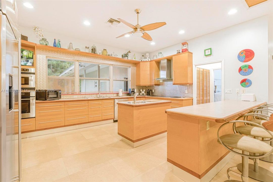 For Sale: $2,550,000 (6 beds, 6 baths, 6221 Square Feet)