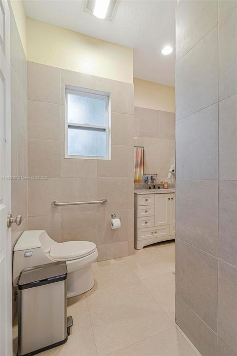 For Sale: $2,550,000 (6 beds, 6 baths, 6221 Square Feet)