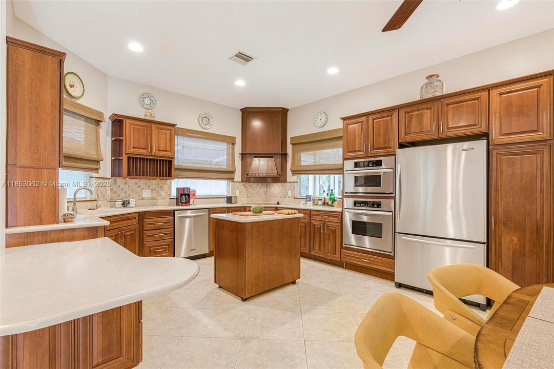 For Sale: $2,550,000 (6 beds, 6 baths, 6221 Square Feet)