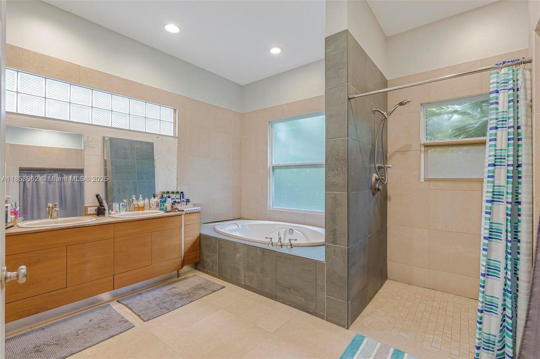 For Sale: $2,550,000 (6 beds, 6 baths, 6221 Square Feet)