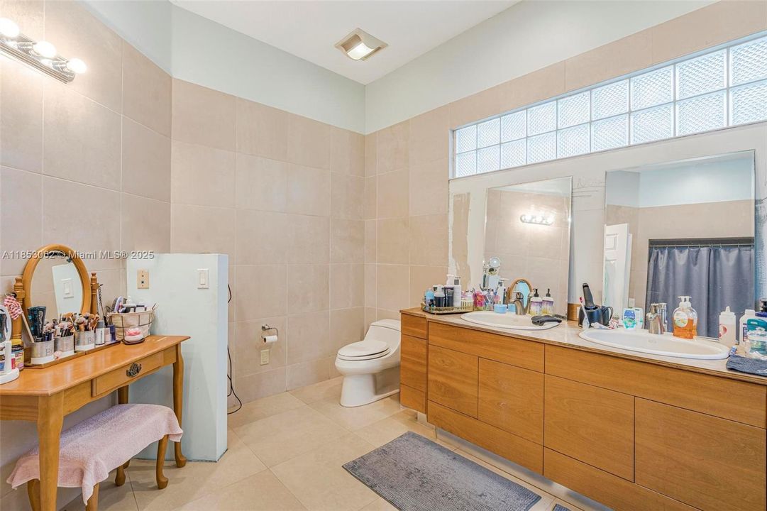 For Sale: $2,550,000 (6 beds, 6 baths, 6221 Square Feet)