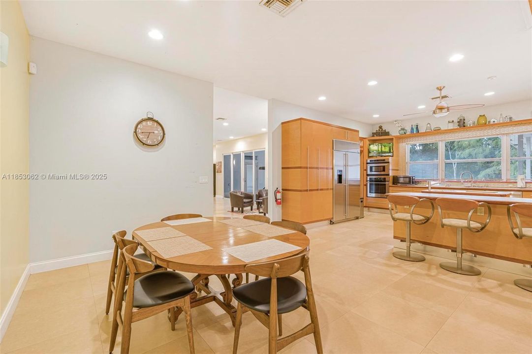 For Sale: $2,550,000 (6 beds, 6 baths, 6221 Square Feet)