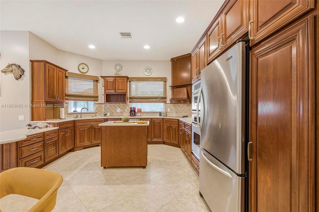 For Sale: $2,550,000 (6 beds, 6 baths, 6221 Square Feet)