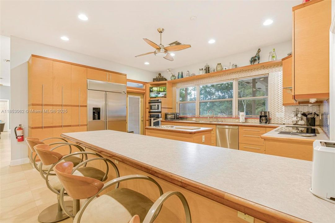 For Sale: $2,550,000 (6 beds, 6 baths, 6221 Square Feet)