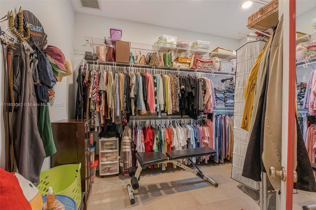 For Sale: $2,550,000 (6 beds, 6 baths, 6221 Square Feet)