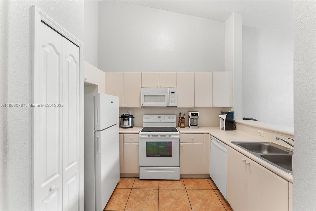 Недавно арендовано: $1,700 (2 спален, 2 ванн, 930 Квадратных фут)