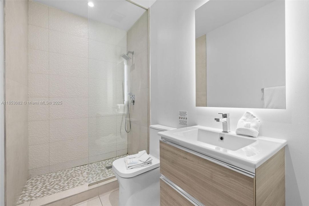 На продажу: $122,000 (2 спален, 2 ванн, 809 Квадратных фут)