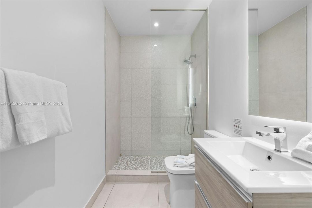 На продажу: $122,000 (2 спален, 2 ванн, 809 Квадратных фут)