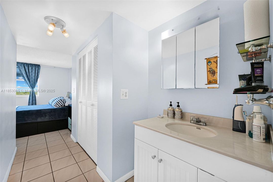 Active With Contract: $190,000 (1 beds, 1 baths, 790 Square Feet)