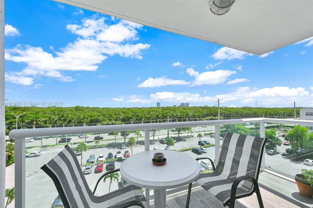 Active With Contract: $190,000 (1 beds, 1 baths, 790 Square Feet)