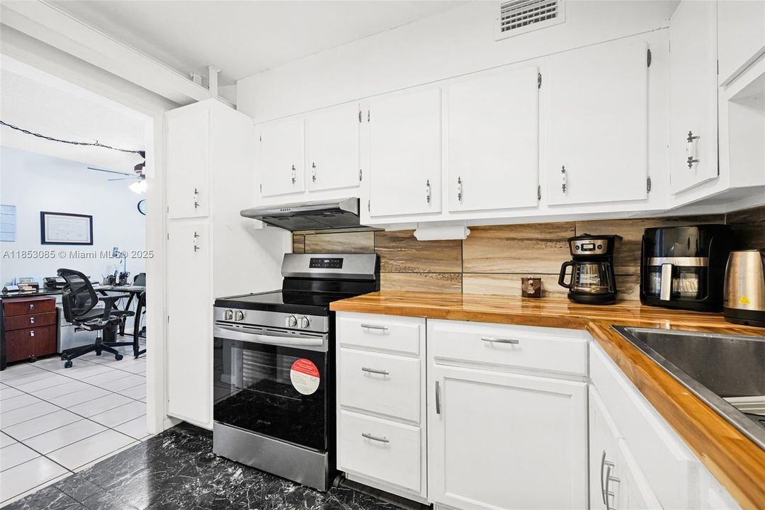 Active With Contract: $190,000 (1 beds, 1 baths, 790 Square Feet)
