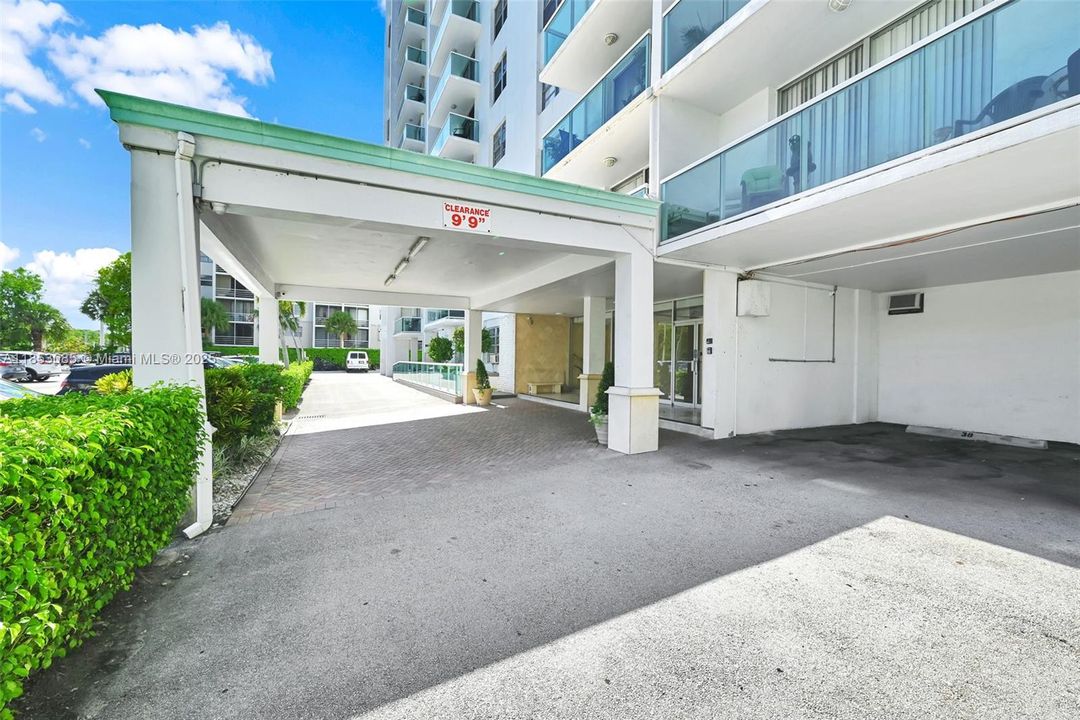 Active With Contract: $190,000 (1 beds, 1 baths, 790 Square Feet)