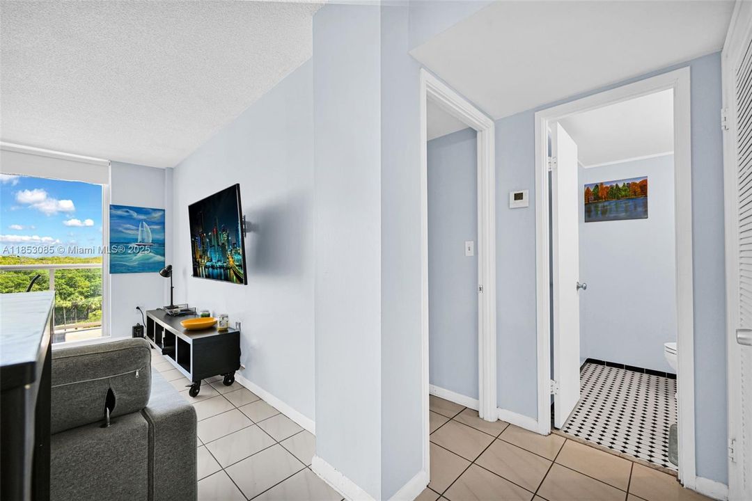 Active With Contract: $190,000 (1 beds, 1 baths, 790 Square Feet)