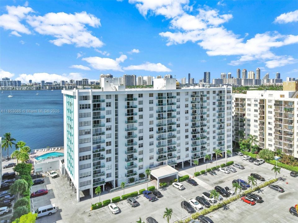 Active With Contract: $190,000 (1 beds, 1 baths, 790 Square Feet)