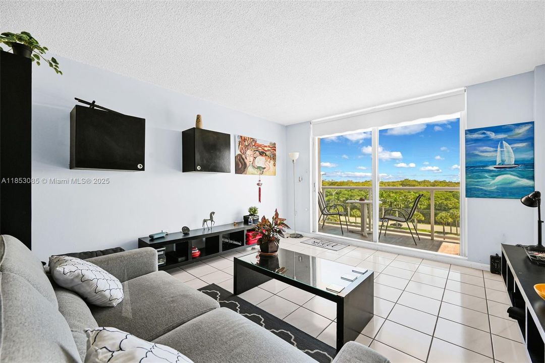 Active With Contract: $190,000 (1 beds, 1 baths, 790 Square Feet)