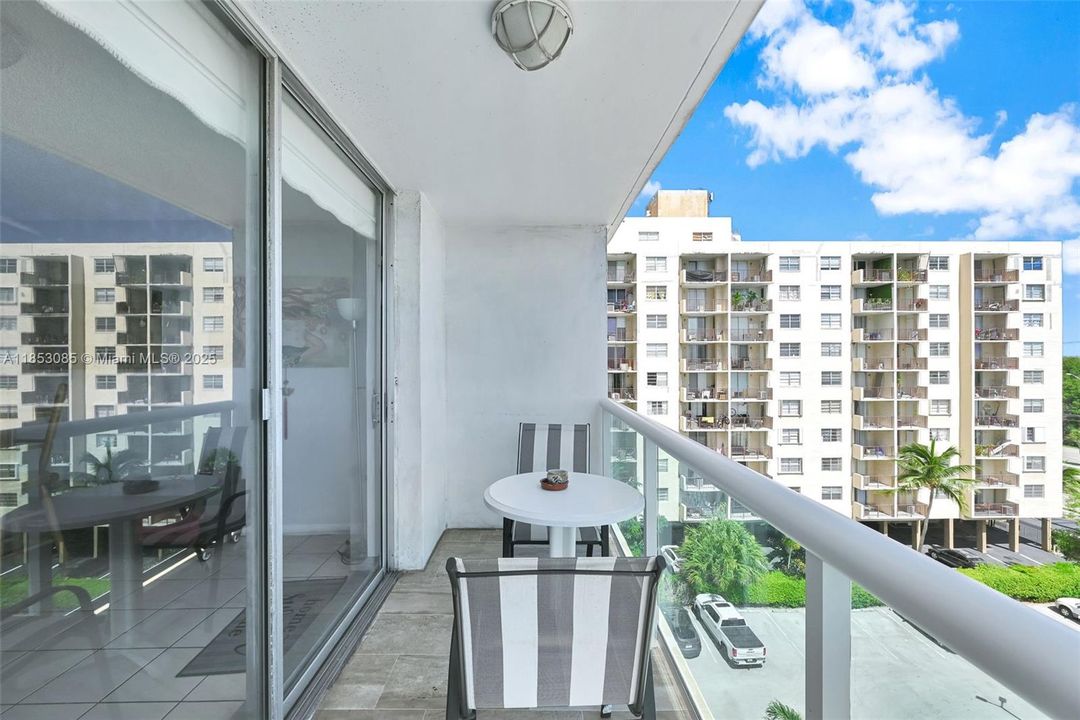 Active With Contract: $190,000 (1 beds, 1 baths, 790 Square Feet)