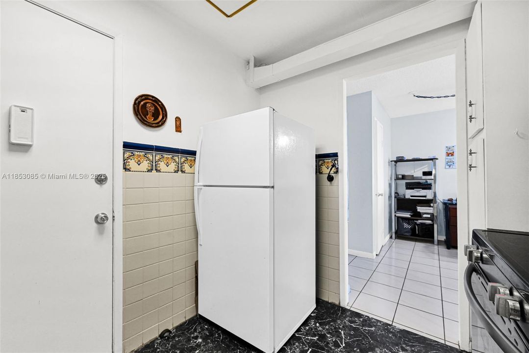 Active With Contract: $190,000 (1 beds, 1 baths, 790 Square Feet)