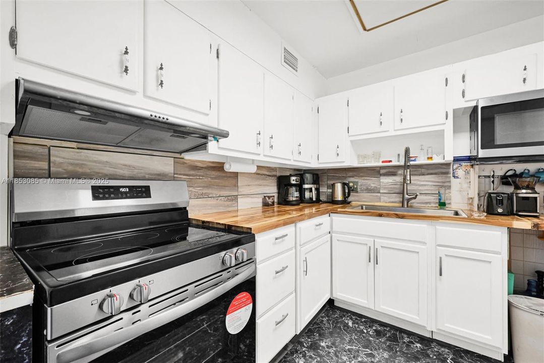 Active With Contract: $190,000 (1 beds, 1 baths, 790 Square Feet)