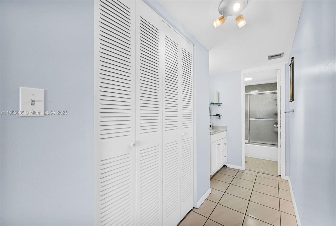 Active With Contract: $190,000 (1 beds, 1 baths, 790 Square Feet)