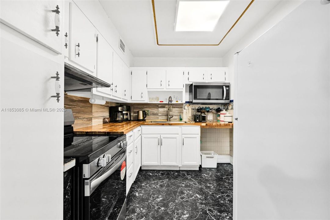 Active With Contract: $190,000 (1 beds, 1 baths, 790 Square Feet)