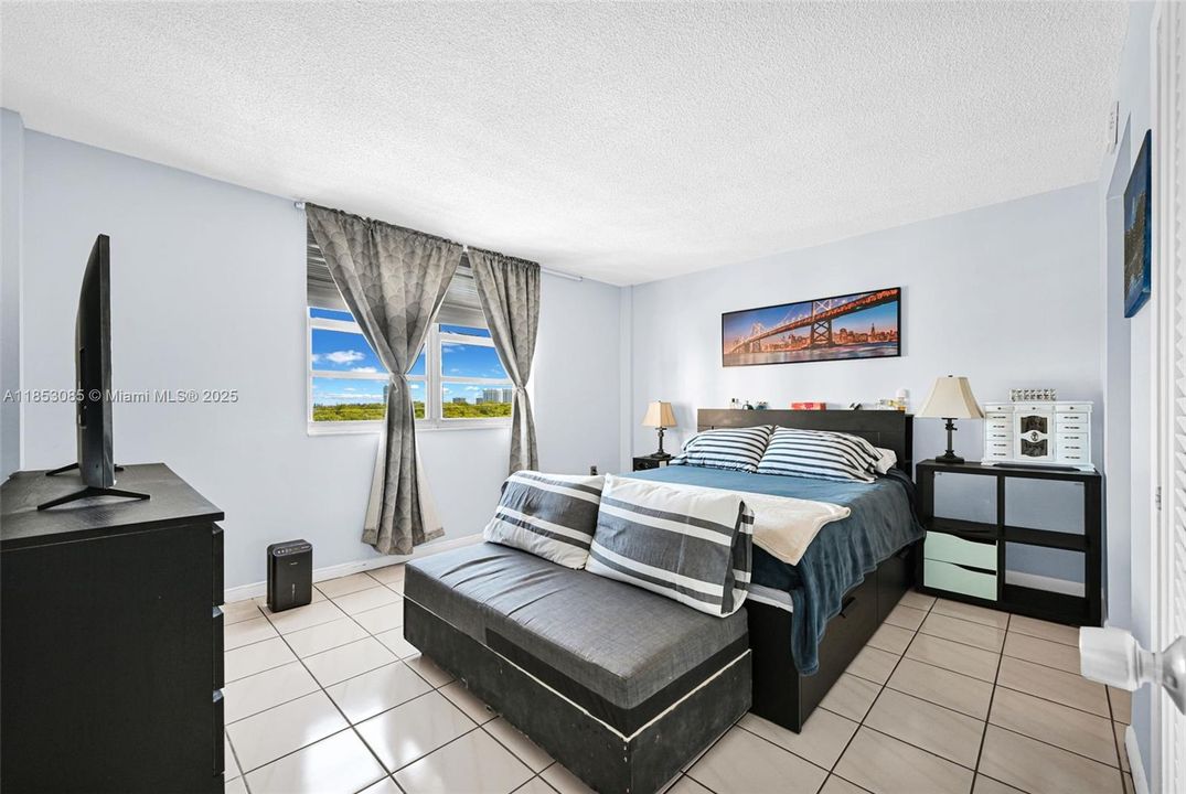 Active With Contract: $190,000 (1 beds, 1 baths, 790 Square Feet)