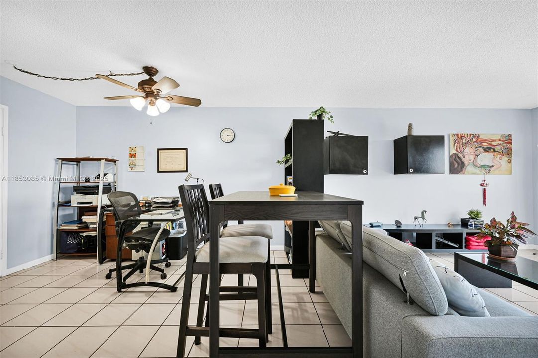 Active With Contract: $190,000 (1 beds, 1 baths, 790 Square Feet)