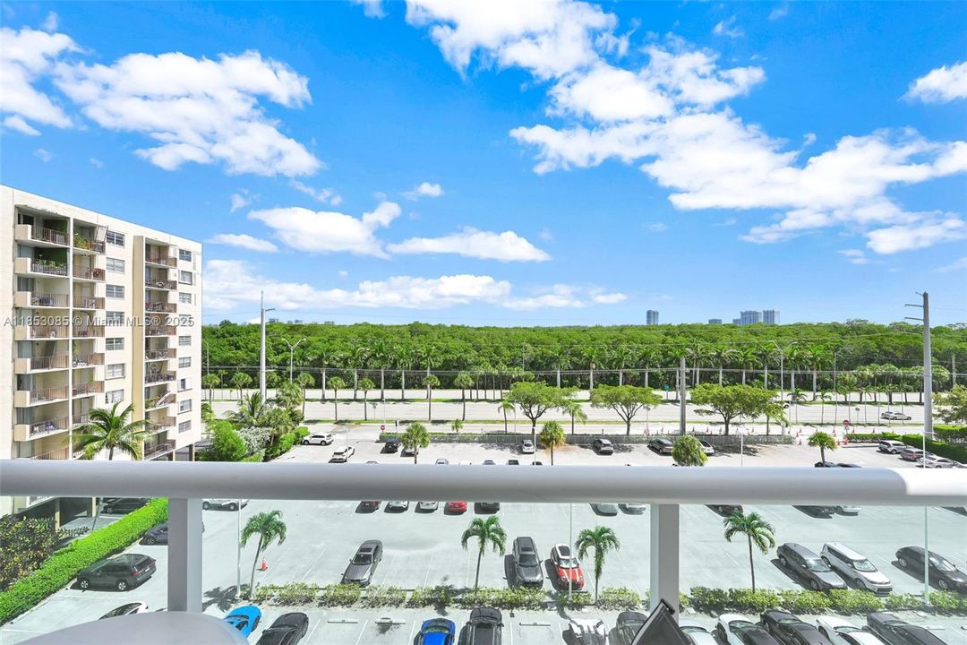 Active With Contract: $190,000 (1 beds, 1 baths, 790 Square Feet)