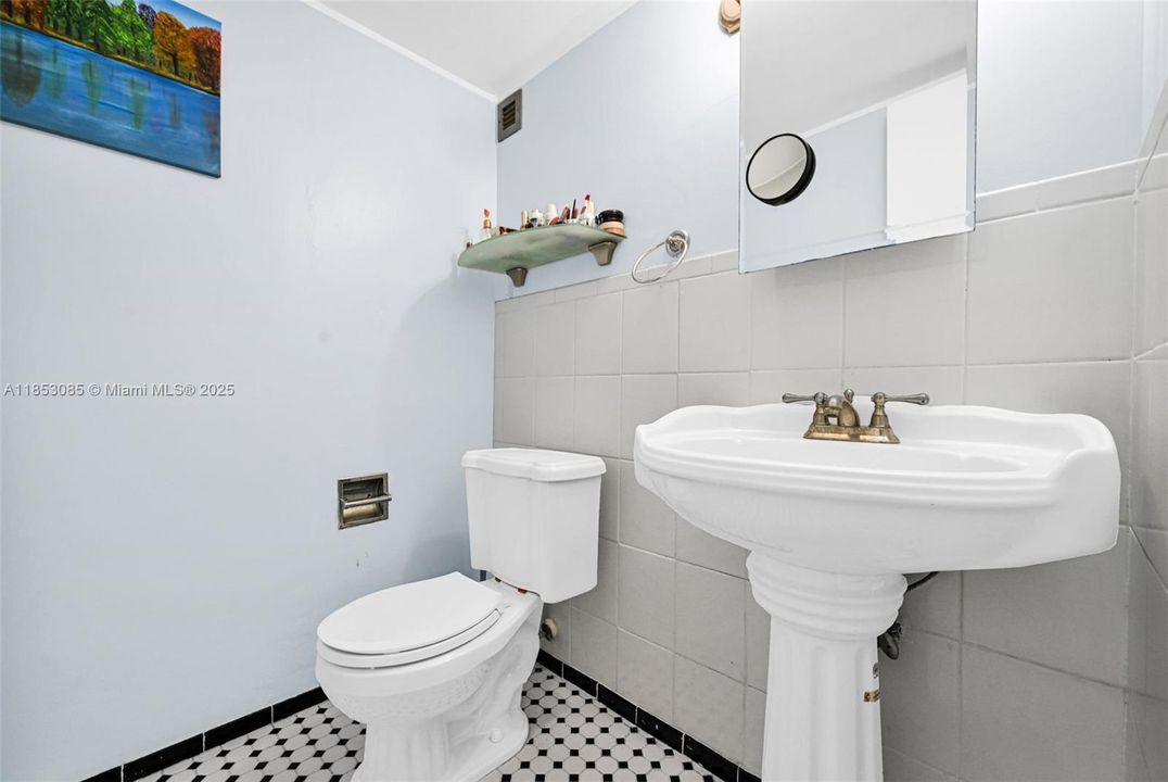 Active With Contract: $190,000 (1 beds, 1 baths, 790 Square Feet)