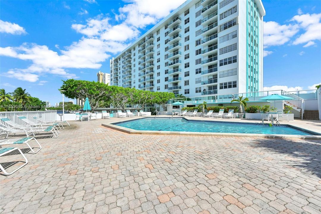Active With Contract: $190,000 (1 beds, 1 baths, 790 Square Feet)