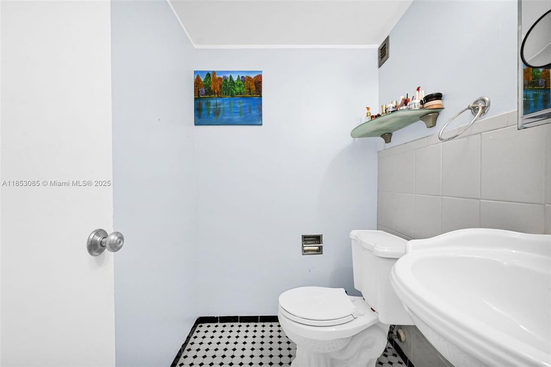 Active With Contract: $190,000 (1 beds, 1 baths, 790 Square Feet)