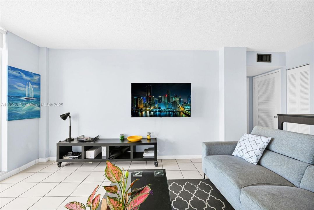 Active With Contract: $190,000 (1 beds, 1 baths, 790 Square Feet)