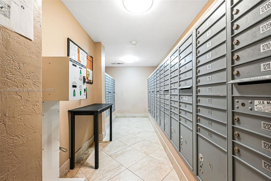 Active With Contract: $190,000 (1 beds, 1 baths, 790 Square Feet)