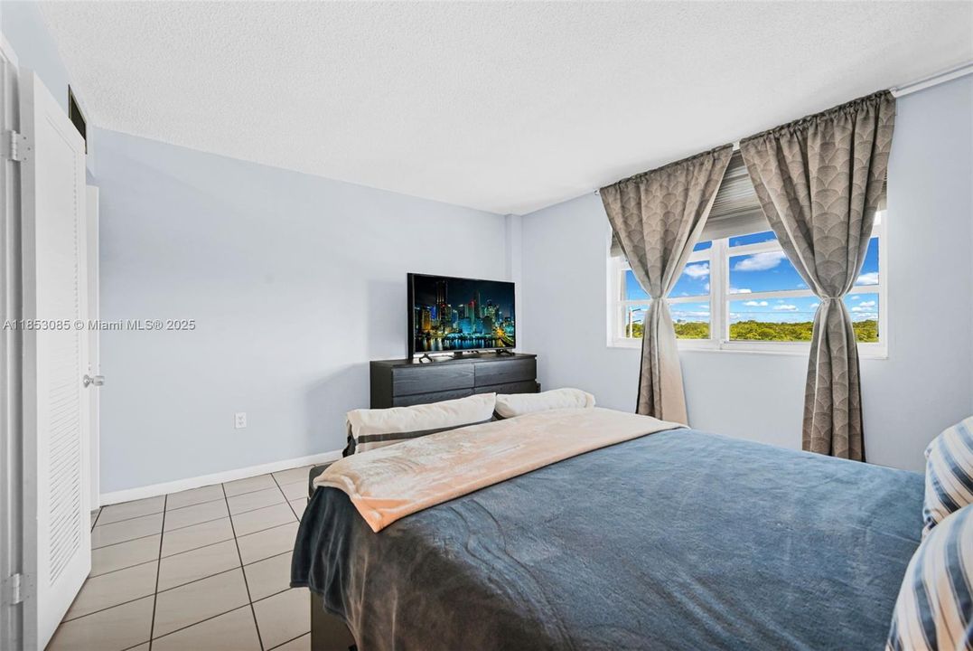 Active With Contract: $190,000 (1 beds, 1 baths, 790 Square Feet)