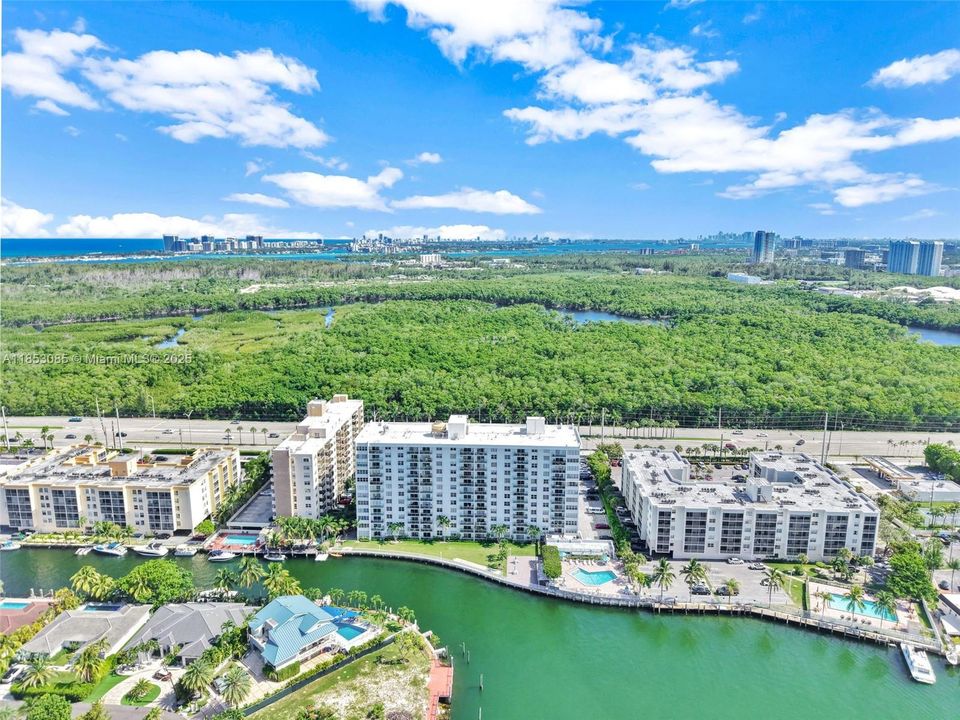 Active With Contract: $190,000 (1 beds, 1 baths, 790 Square Feet)