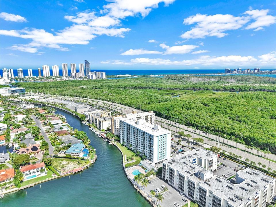 Active With Contract: $190,000 (1 beds, 1 baths, 790 Square Feet)