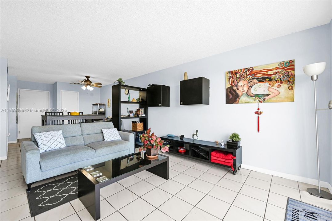 Active With Contract: $190,000 (1 beds, 1 baths, 790 Square Feet)