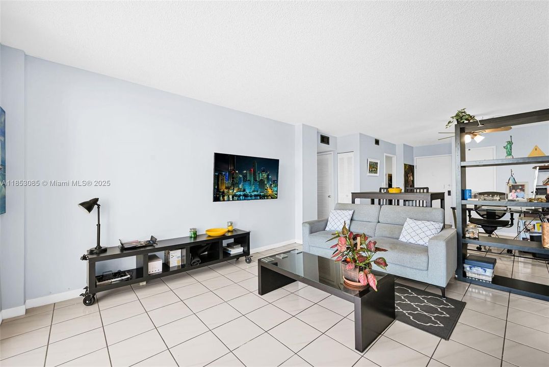 Active With Contract: $190,000 (1 beds, 1 baths, 790 Square Feet)