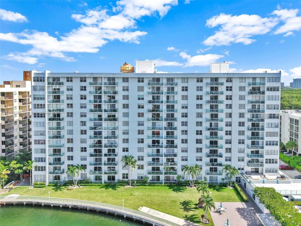 Active With Contract: $190,000 (1 beds, 1 baths, 790 Square Feet)