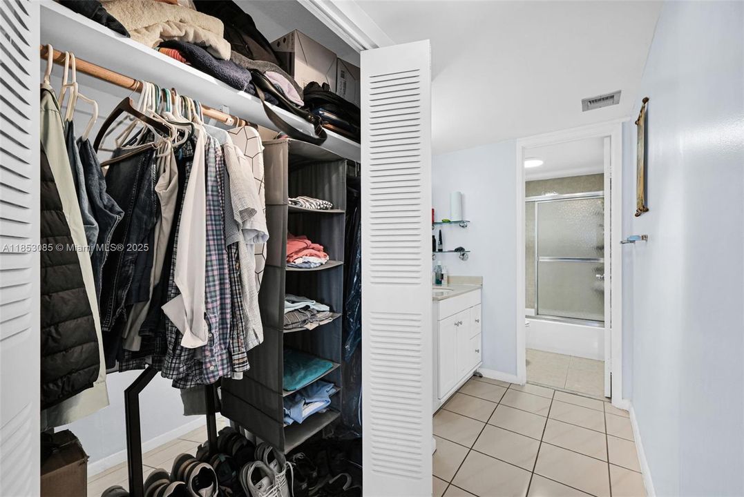 Active With Contract: $190,000 (1 beds, 1 baths, 790 Square Feet)