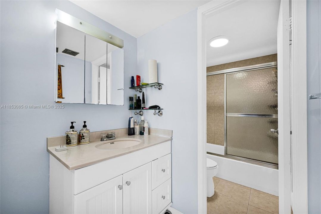 Active With Contract: $190,000 (1 beds, 1 baths, 790 Square Feet)