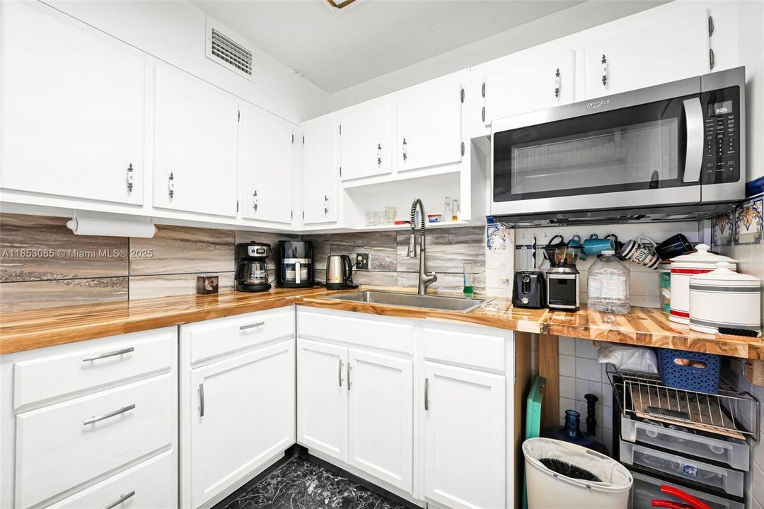Active With Contract: $190,000 (1 beds, 1 baths, 790 Square Feet)
