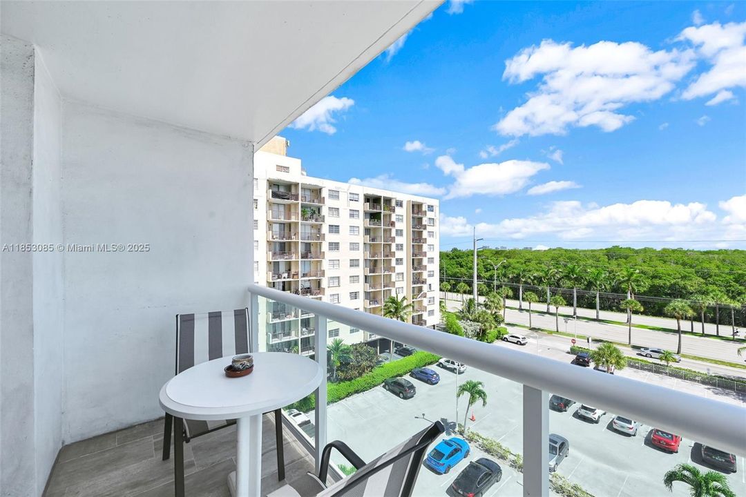 Active With Contract: $190,000 (1 beds, 1 baths, 790 Square Feet)