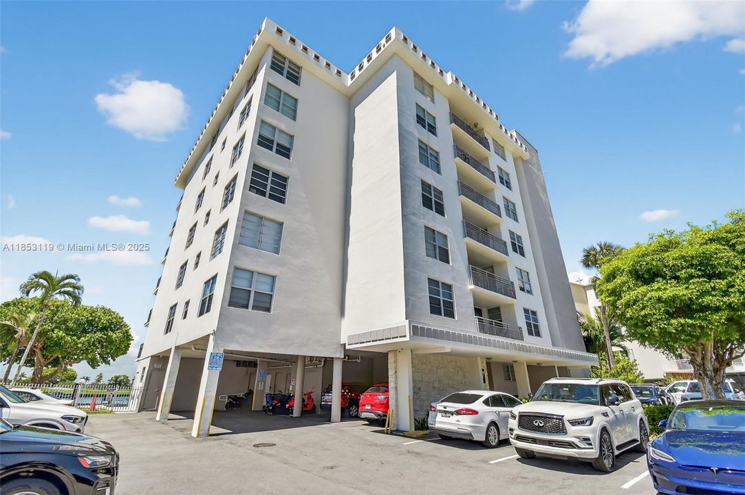 Active With Contract: $1,175,000 (2 beds, 2 baths, 1630 Square Feet)