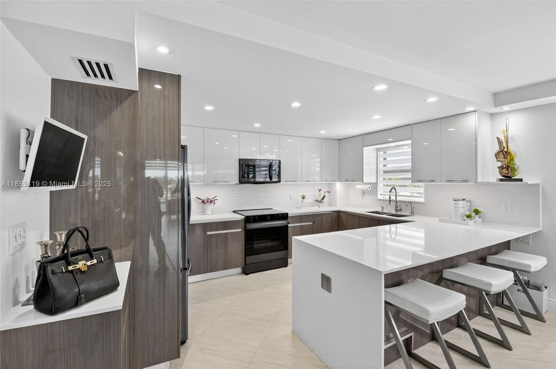 Active With Contract: $1,175,000 (2 beds, 2 baths, 1630 Square Feet)