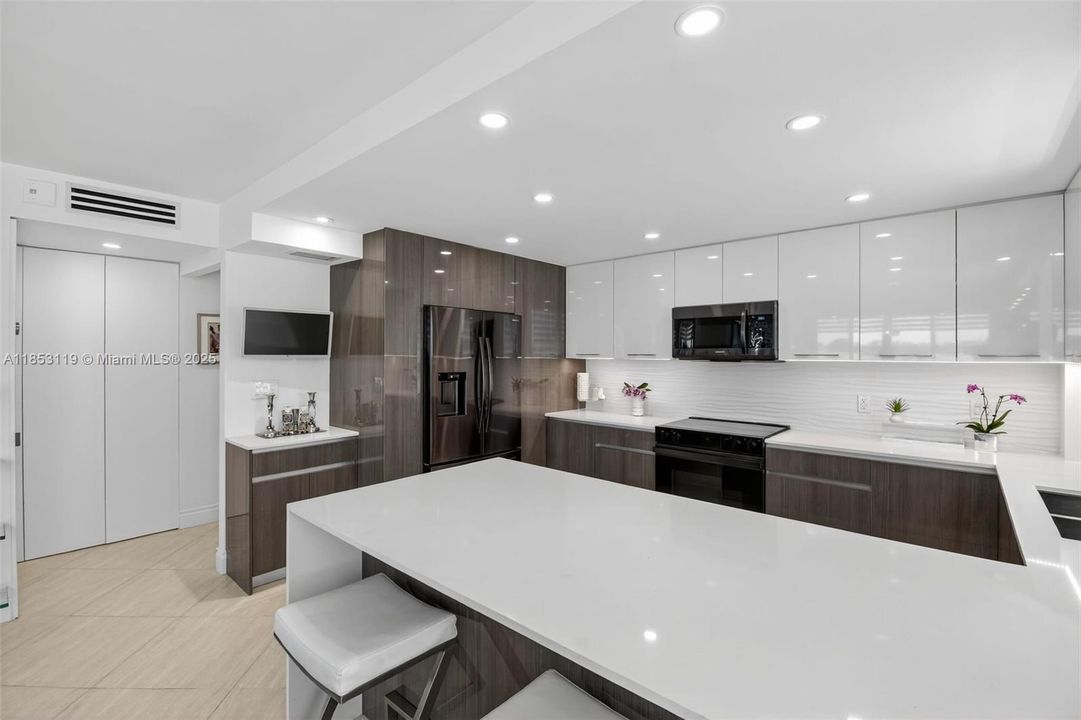 Active With Contract: $1,175,000 (2 beds, 2 baths, 1630 Square Feet)