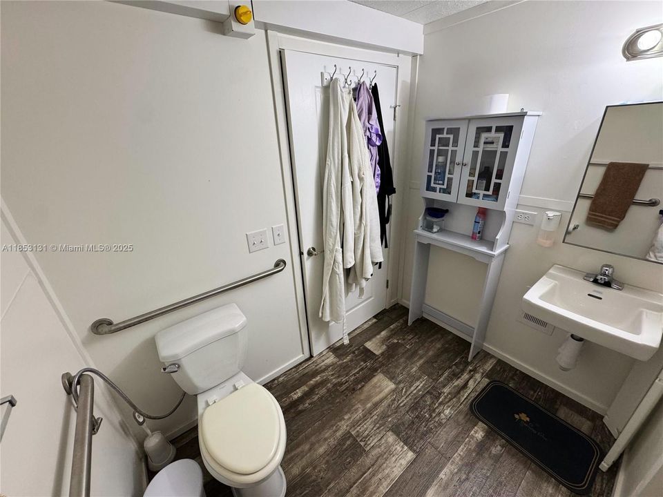 For Sale: $675,000 (3 beds, 2 baths, 980 Square Feet)