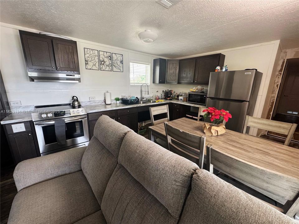 For Sale: $675,000 (3 beds, 2 baths, 980 Square Feet)