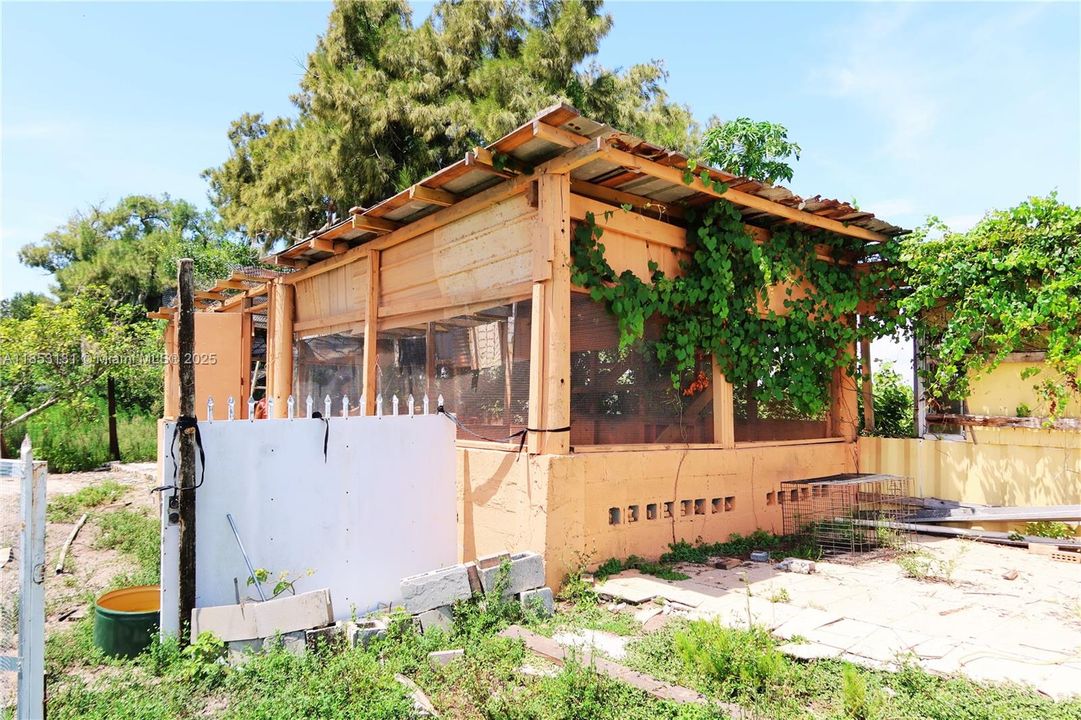 For Sale: $675,000 (3 beds, 2 baths, 980 Square Feet)